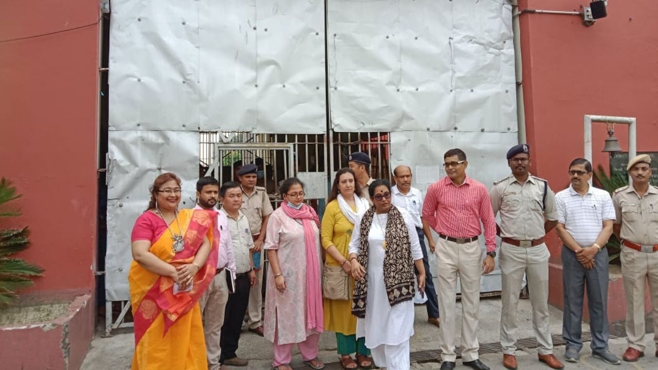 Balurghat: 'একটা ধর্ষণের ঘটনাও নিন্দাজনক', নির্যাতিতার সঙ্গে দেখা করে বললেন মহিলা কমিশনের চেয়ারপার্সন Balurghat: 'একটা ধর্ষণের ঘটনাও নিন্দাজনক', নির্যাতিতার সঙ্গে দেখা করে বললেন মহিলা কমিশনের চেয়ারপার্সন