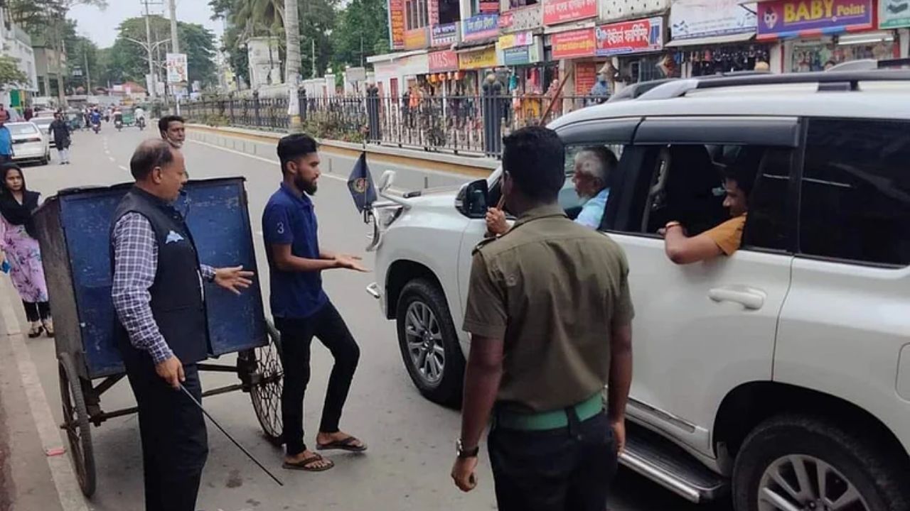 Bangladesh News: গাড়িতে বসে ভ্যান চালকের হাতে পরপর 'বেতের বাড়ি', সবক শেখালেন মেয়র