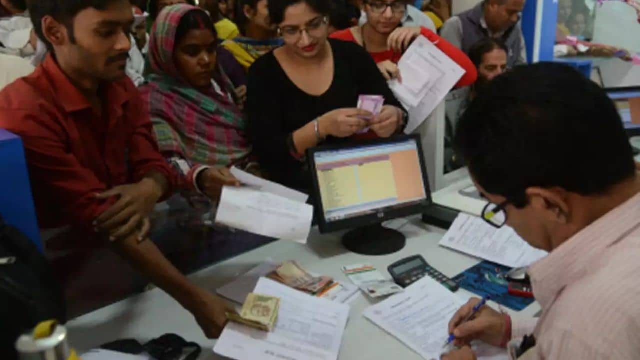 PNB recruitment: পঞ্জাব ন্যাশানাল ব্যাঙ্কে কর্মী নিয়োগের বিজ্ঞপ্তি প্রকাশিত, চাকরির এই সুযোগ আর মিলবে না