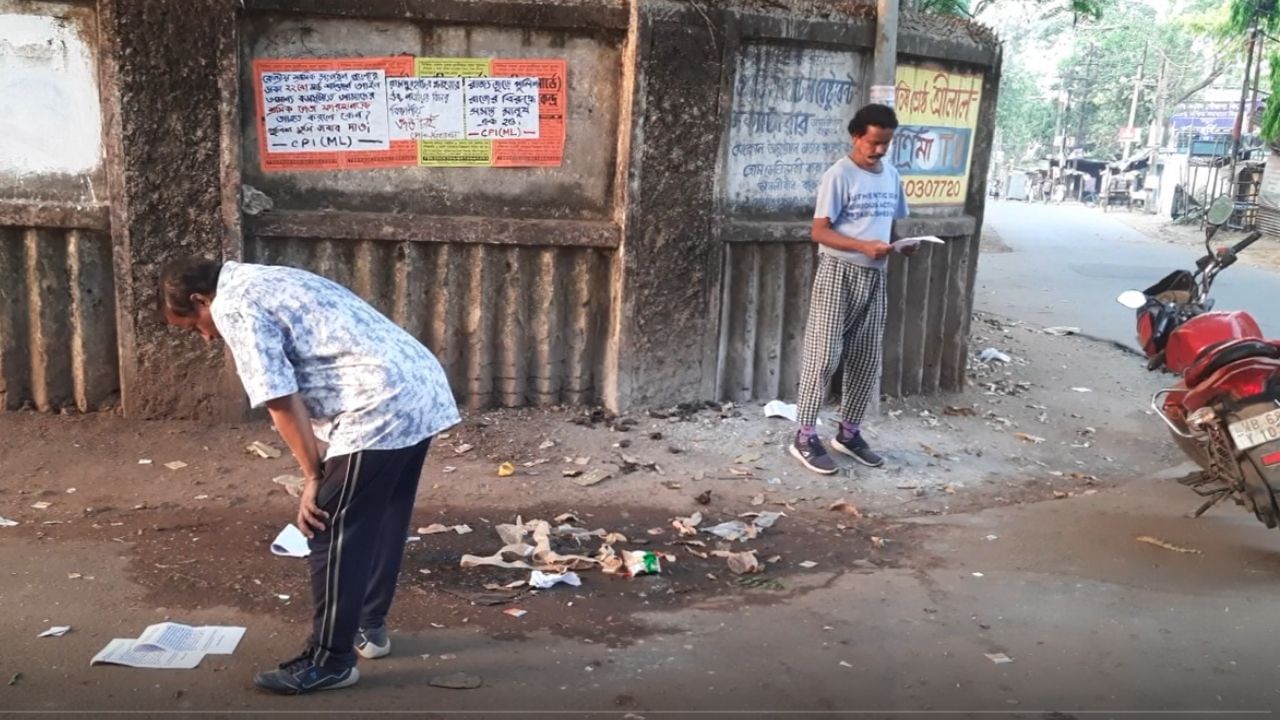 Bankura Leaflet: দুর্নীতিতে যুক্ত বাঁকুড়ার জেলাশাসক! সাতসকালে 'অরাজনৈতিক' লিফলেটে শুরু 'রাজনৈতিক' তরজা