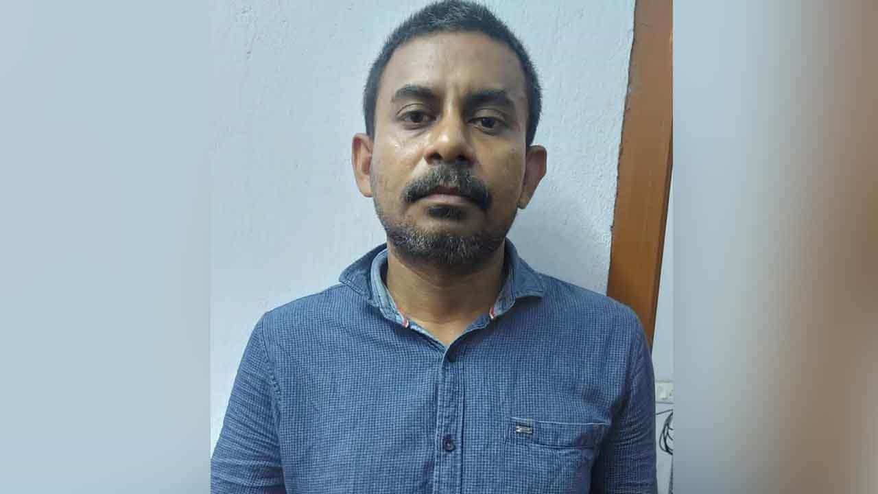 Fraud Case: বেথুন কলেজের 'অধ্যাপক' ছাত্রীকে ডাকতেন বাড়িতে, মডেলিংয়েরও প্রস্তাব দেন! ছাত্রীকে যেভাবে দেখল পরিবার... Fraud Case: বেথুন কলেজের 'অধ্যাপক' ছাত্রীকে ডাকতেন বাড়িতে, মডেলিংয়েরও প্রস্তাব দেন! ছাত্রীকে যেভাবে দেখল পরিবার...