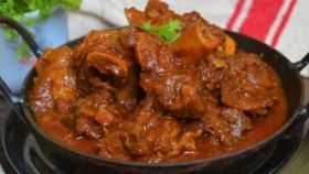Bengali Special Recipe: এবার মটন কারিতে নয়া ট্যুইস্ট! ছুটির দিনে কবজি ডুবিয়ে খান অন্য স্বাদের জিভে জল আনা রেসিপি Bengali Special Recipe: এবার মটন কারিতে নয়া ট্যুইস্ট! ছুটির দিনে কবজি ডুবিয়ে খান অন্য স্বাদের জিভে জল আনা রেসিপি