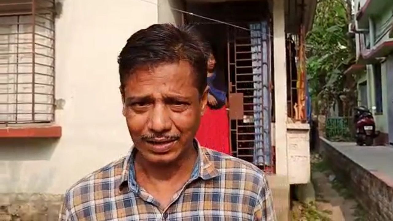 Bongaon news: অসুস্থ হয়ে পড়ে থাকতে থাকতে বৃদ্ধার শরীরে ঘা, তবু ফিরে তাকায় না ছেলে-বৌমা, অতঃপর... Bongaon news: অসুস্থ হয়ে পড়ে থাকতে থাকতে বৃদ্ধার শরীরে ঘা, তবু ফিরে তাকায় না ছেলে-বৌমা, অতঃপর...