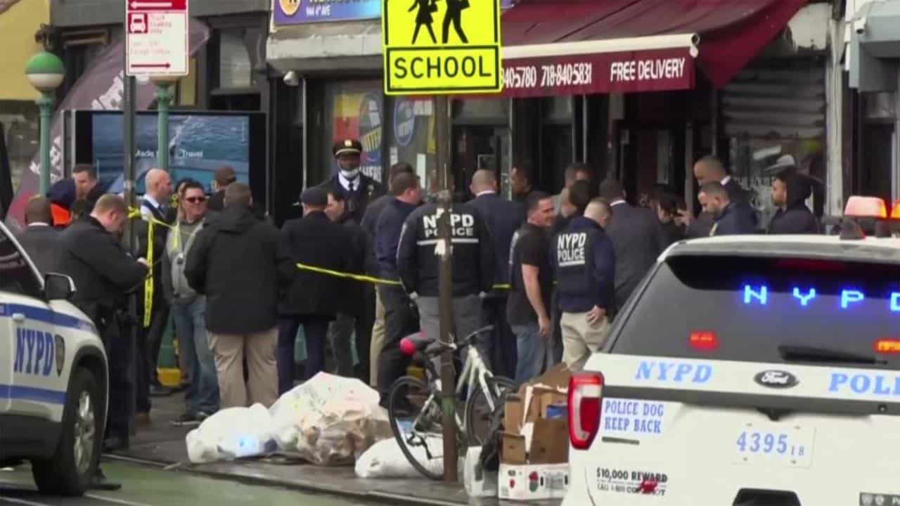New York: নিউ ইয়র্কের রেল স্টেশনে হামলা আততায়ীর, গুলিবিদ্ধ ১৩ জন, জঙ্গি হানা বলে সন্দেহ New York: নিউ ইয়র্কের রেল স্টেশনে হামলা আততায়ীর, গুলিবিদ্ধ ১৩ জন, জঙ্গি হানা বলে সন্দেহ