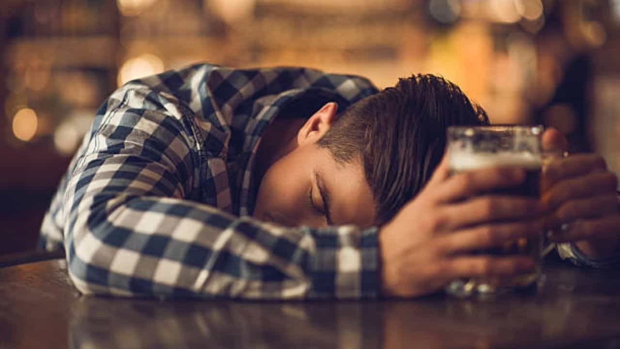 Alcohol: রোজ রাতে এক পেগ ছাড়া চলে না? সাবধান, মারাত্মক ভুল করছেন Alcohol: রোজ রাতে এক পেগ ছাড়া চলে না? সাবধান, মারাত্মক ভুল করছেন