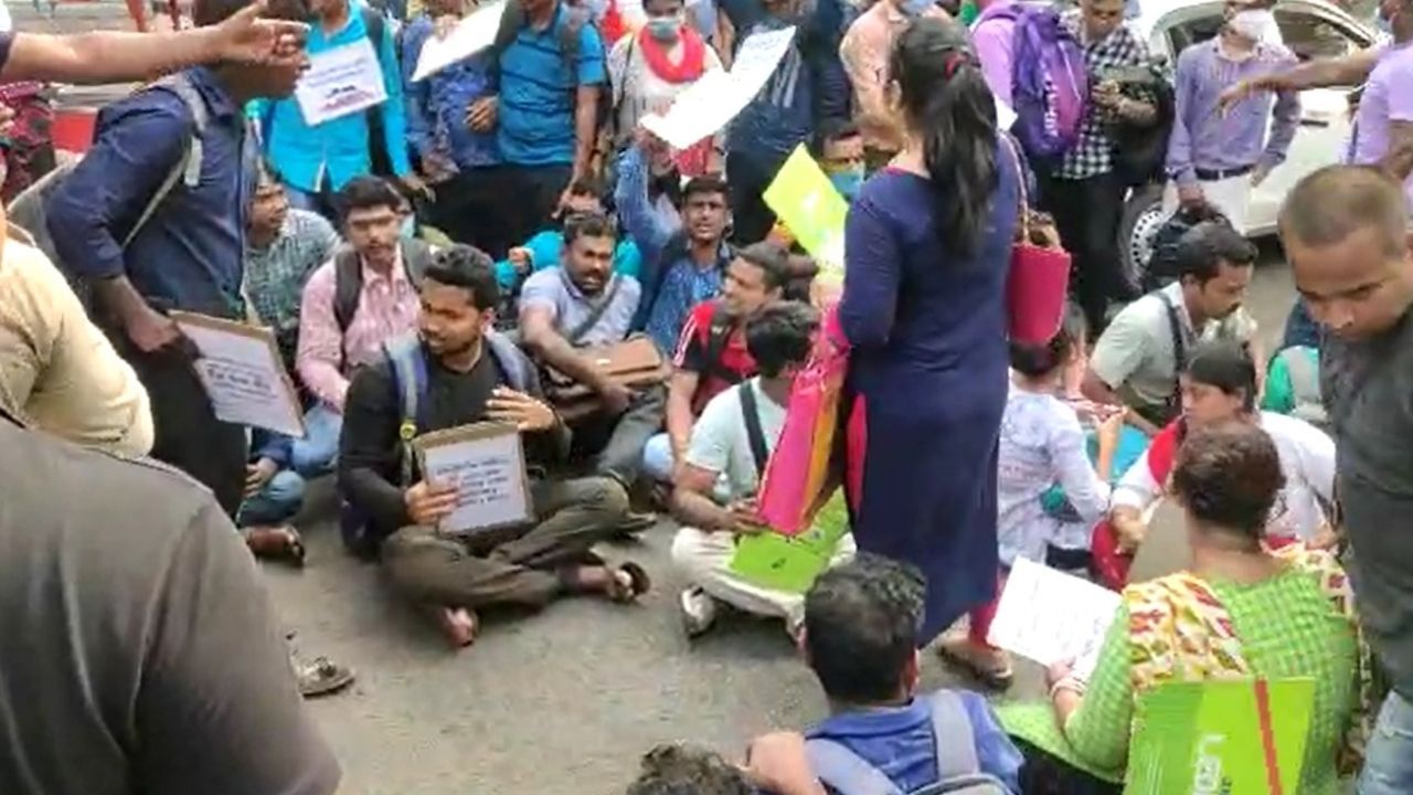 Protest in Kolkata : 'বয়স ৪০ বছর পেরিয়ে যাচ্ছে, বাড়ি ঘর বিক্রি করে দিতে হচ্ছে' প্রতিশ্রুতির পরও নিয়োগ পাচ্ছেন না টেট উত্তীর্ণরা