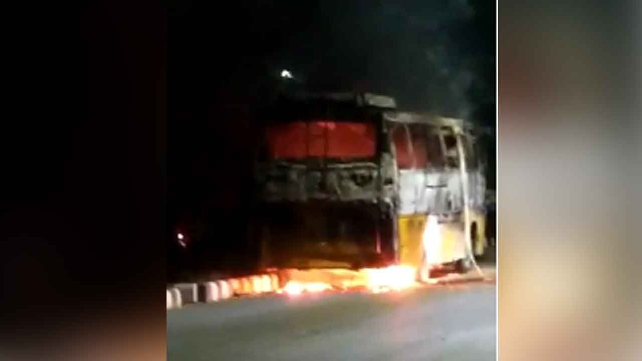 Kolkata Bus Fire নিউটাউনের রাস্তায় দিল্লি পাবলিক স্কুলের বাসে আগুন