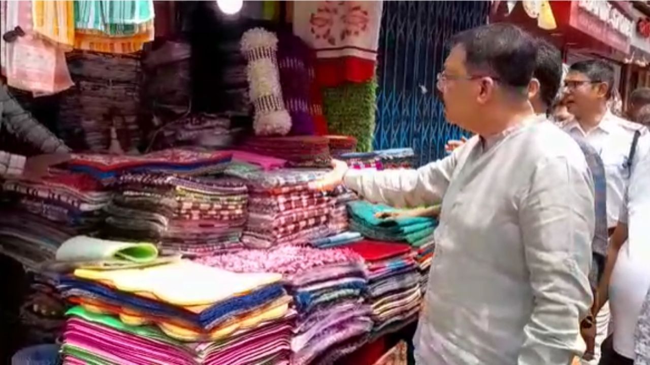 Siliguri: ফুটপাত দখলমুক্ত করতে গিয়েই বিপাকে সপারিষদ, তারপর... Siliguri: ফুটপাত দখলমুক্ত করতে গিয়েই বিপাকে সপারিষদ, তারপর...