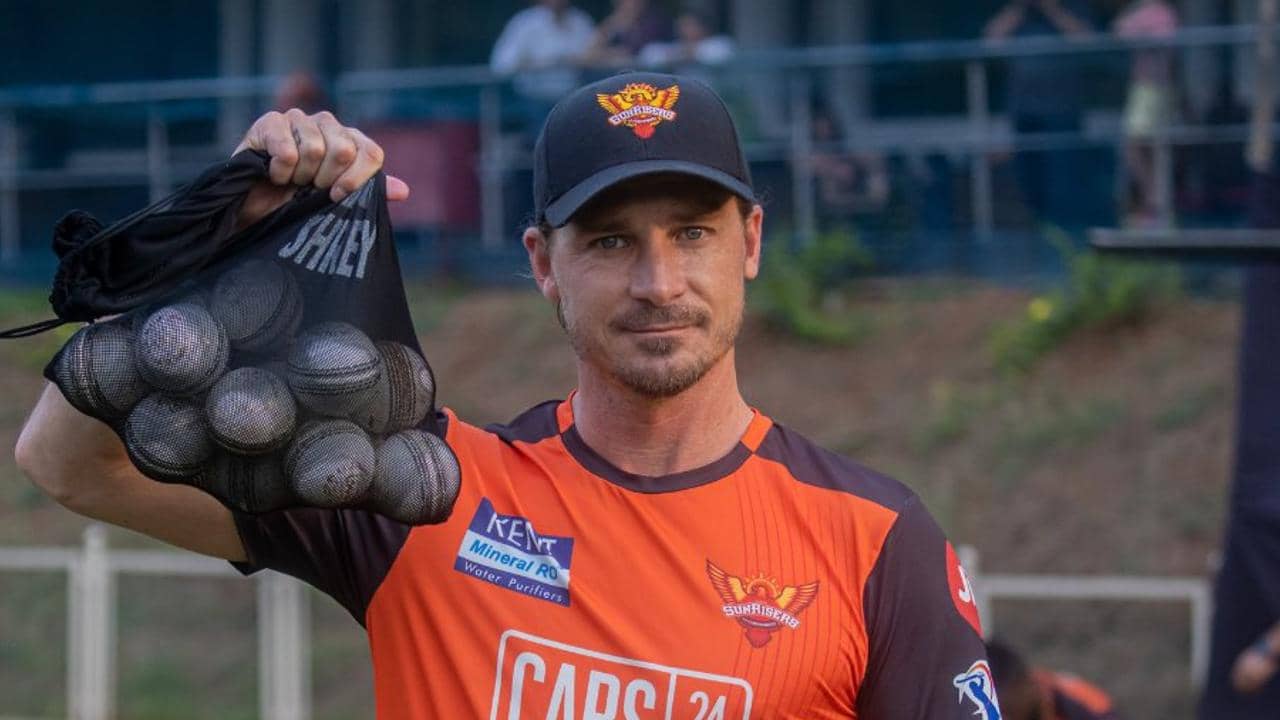 IPL 2022: বুমরার ভক্তকে মুখের মত জবাব দিলেন ডেল স্টেইন