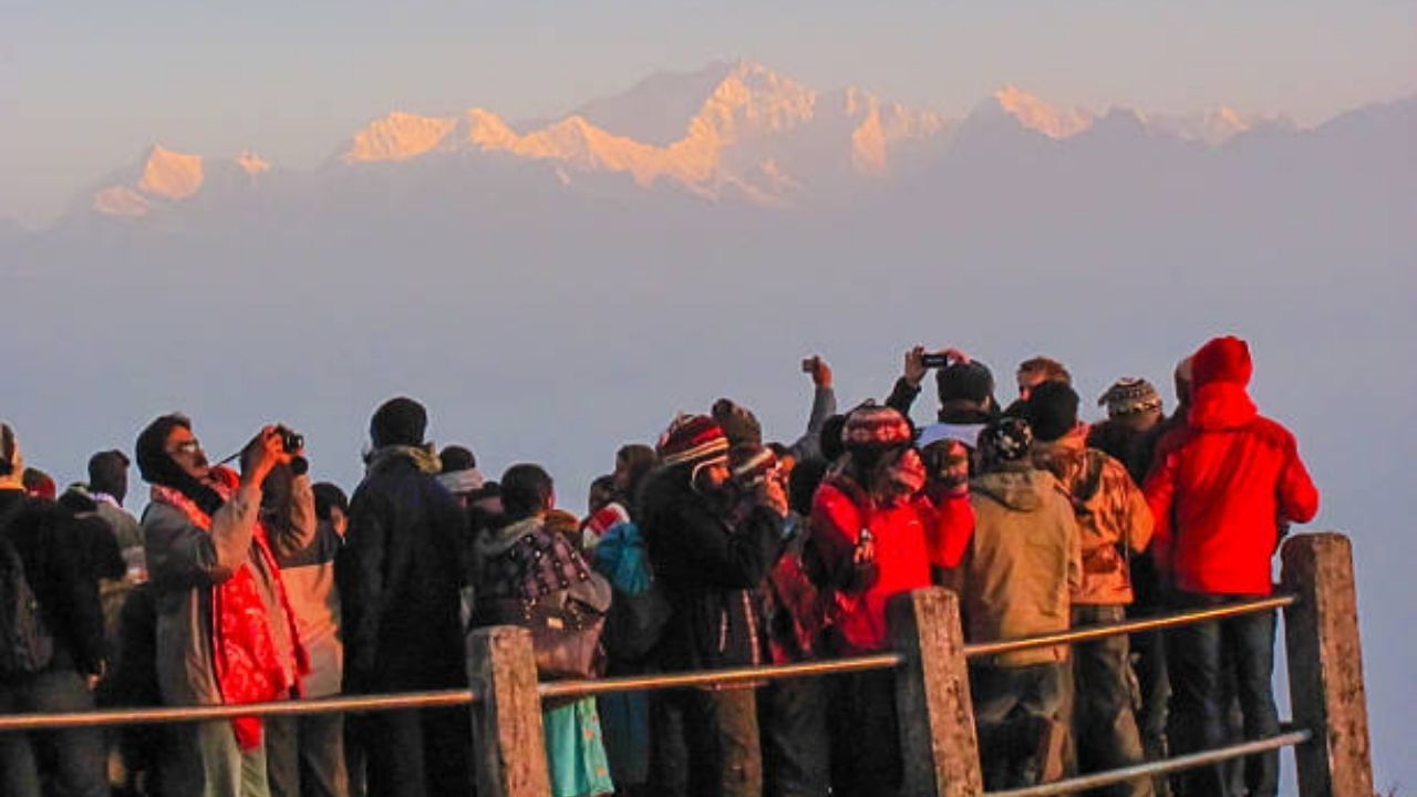 Darjeeling: 'দার্জিলিং জমজমাট'! ৪০ ডিগ্রি এড়াতে ভিড় জমল উত্তরকন্যায় Darjeeling: 'দার্জিলিং জমজমাট'! ৪০ ডিগ্রি এড়াতে ভিড় জমল উত্তরকন্যায়