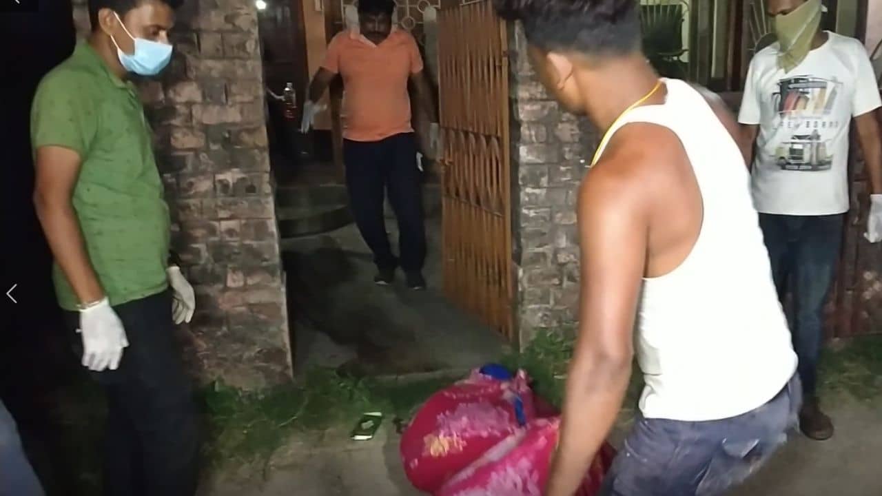 Howrah Deadbody Found: ঝুলছে মেয়ে, বিছানায় নিথর বৃদ্ধা, পাশে পড়ে স্বামীর ডেথ সার্টিফিকেট