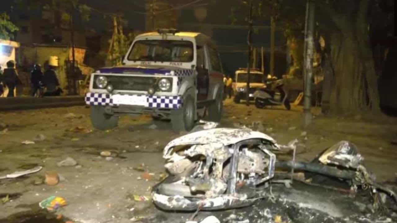 Delhi Clash: হনুমানজয়ন্তীর শোভাযাত্রায় পাথর ছোড়াছুড়ি ঘিরে রণক্ষেত্র জাহাঙ্গিরপুরী, আহত একাধিক Delhi Clash: হনুমানজয়ন্তীর শোভাযাত্রায় পাথর ছোড়াছুড়ি ঘিরে রণক্ষেত্র জাহাঙ্গিরপুরী, আহত একাধিক