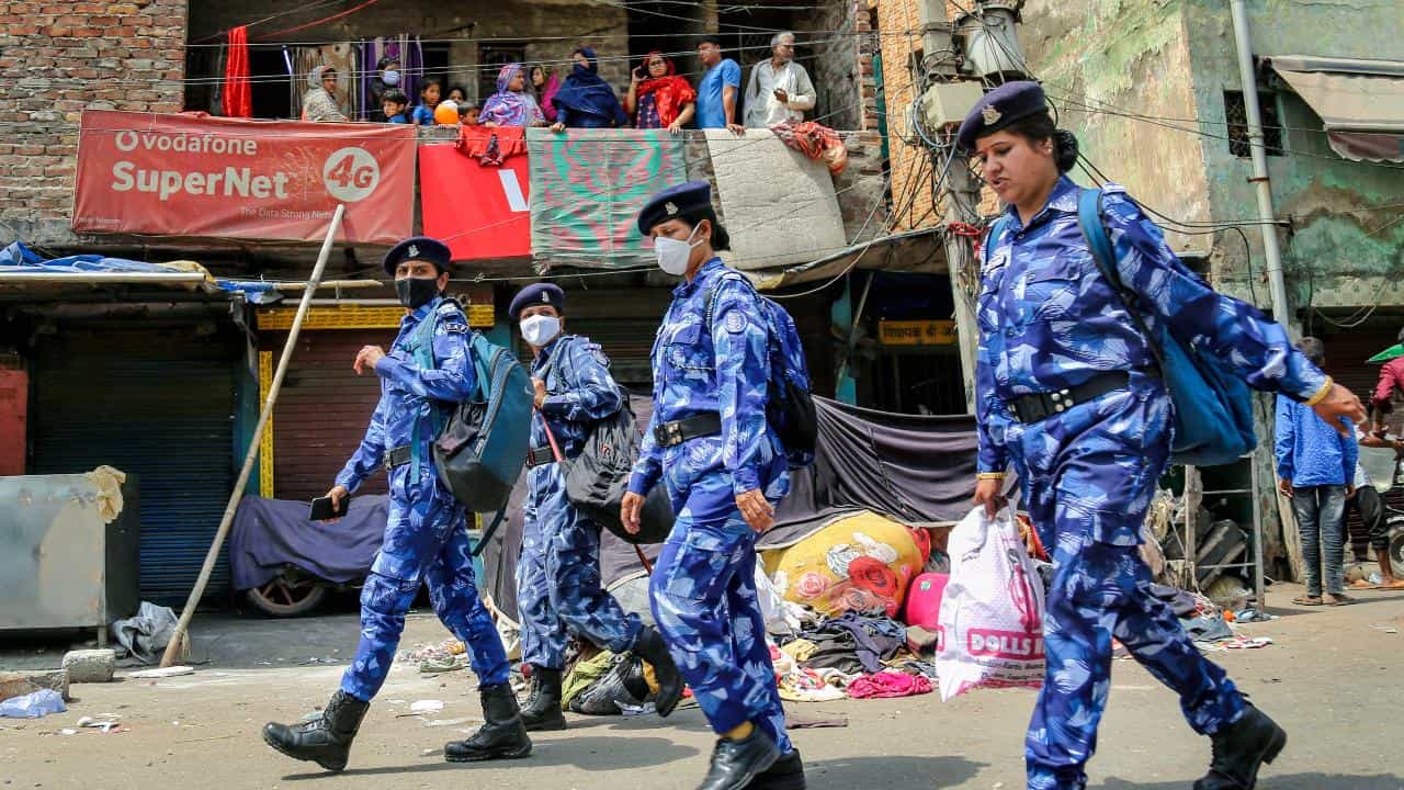 Delhi Clash : জাহাঙ্গিরপুরী সংঘর্ষের পর জনগণকে 'সতর্ক' থাকার নির্দেশ দিল্লি পুলিশের Delhi Clash : জাহাঙ্গিরপুরী সংঘর্ষের পর জনগণকে 'সতর্ক' থাকার নির্দেশ দিল্লি পুলিশের