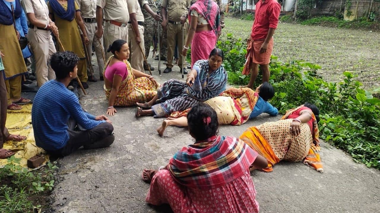 Dhupguri Chaos: রাস্তায় শুয়ে বিক্ষোভ মহিলাদের, ফোর লেনের জমি অধিগ্রহণকে কেন্দ্র করে রণক্ষেত্র