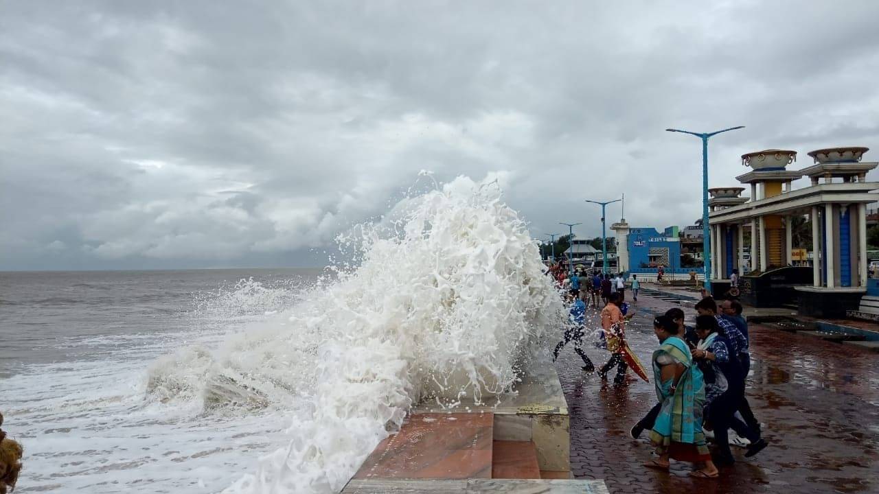 Digha Sea Beach: দিঘায় উত্তাল সমুদ্র, আছড়ে পড়ছে বিশাল বিশাল ঢেউ