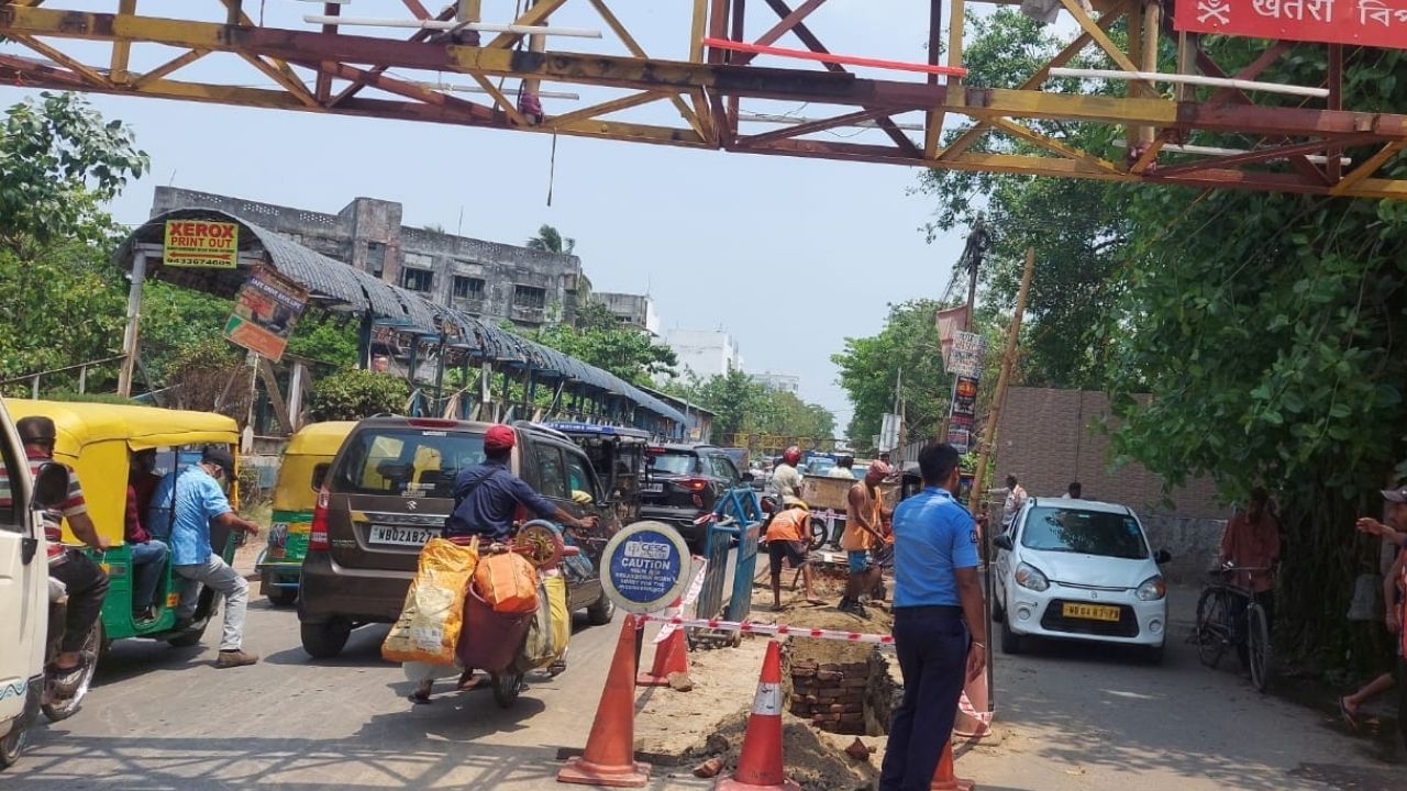 Dum Dum Road: দমদম রোড বেহাল, এক বছর ধরে চলছে না বাস, চরম দুর্ভোগে নিত্যযাত্রীরা