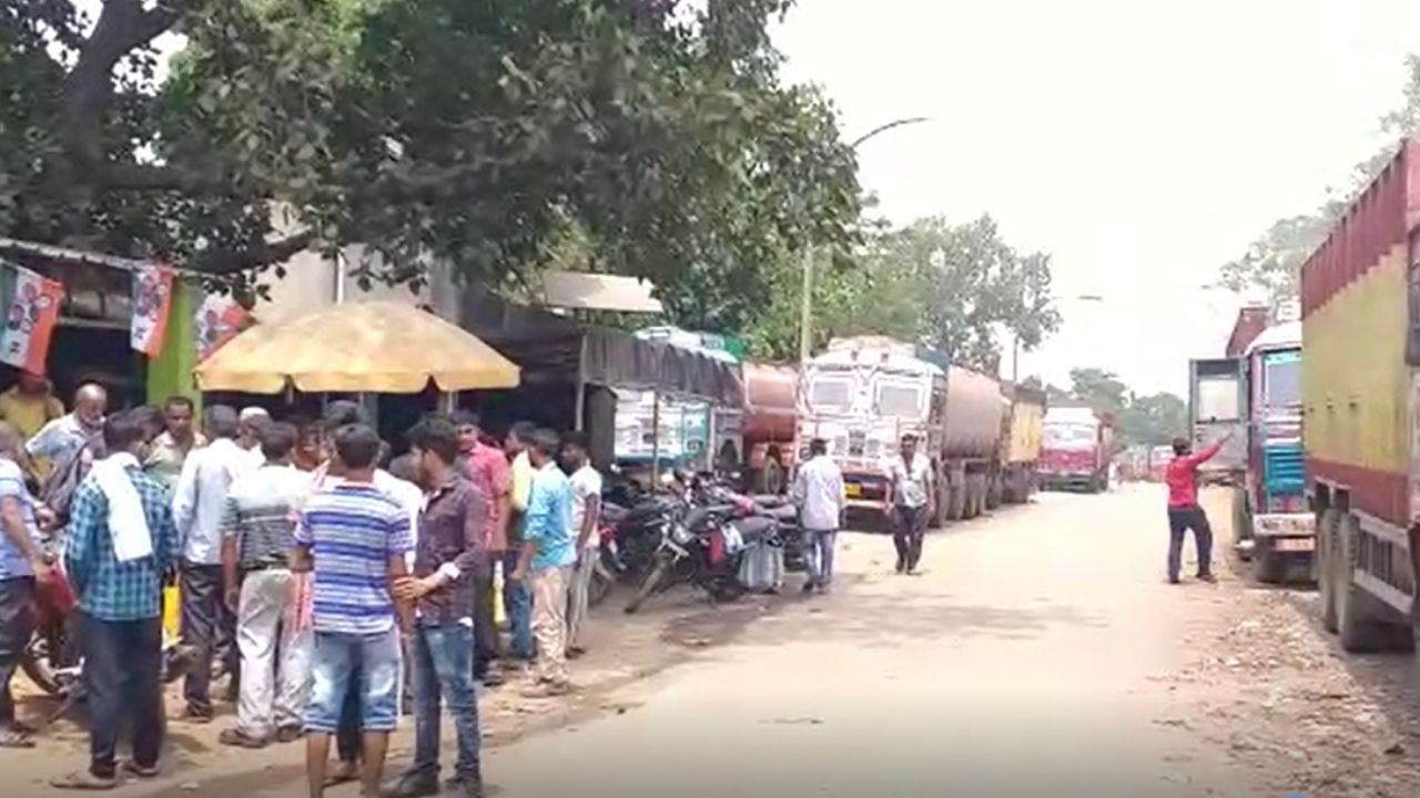 Durgapur: ফাঁপরে ব্যবসায়ীরা, টেন্ডারের পরও ট্রাক ঢুকতে বাধা, কাঠগড়ায় শাসকদলের 'দাদাগিরি'