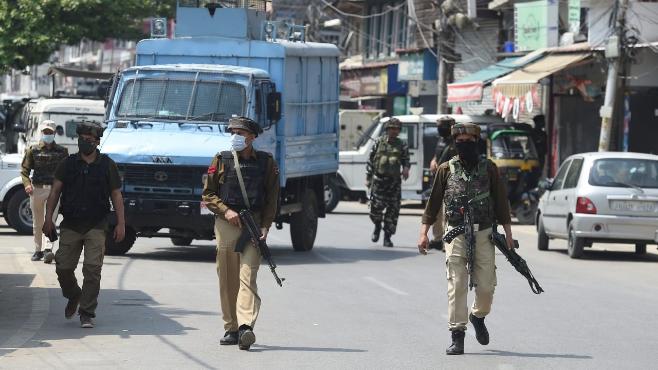 Jammu Kashmir Encounter: প্রধানমন্ত্রীর সফরের আগেই বড় নাশকতার ছক, সেনা-জঙ্গির সংঘর্ষে উত্তপ্ত উপত্যকা