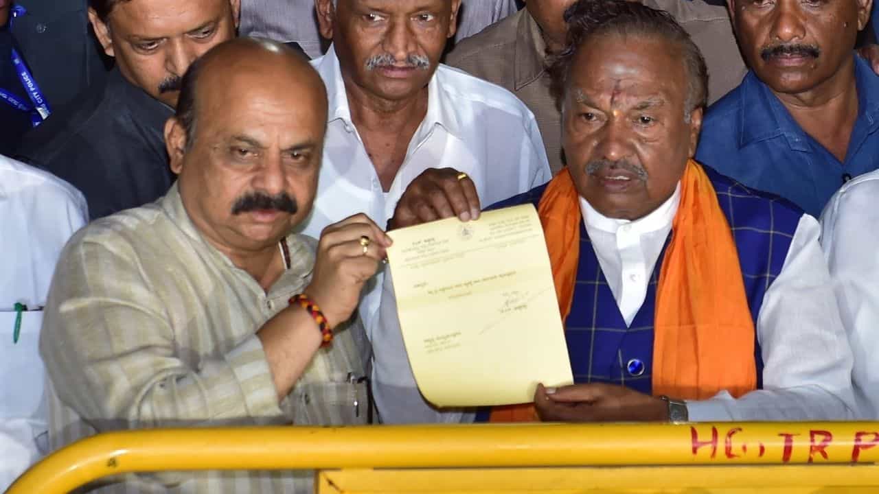 KS Eshwarappa: 'যদি আমি ১ শতাংশও দোষী হই, তবে...', আত্মহত্যা বিতর্কে জল ঢালতেই ইস্তফা ঈশ্বরাপ্পার KS Eshwarappa: 'যদি আমি ১ শতাংশও দোষী হই, তবে...', আত্মহত্যা বিতর্কে জল ঢালতেই ইস্তফা ঈশ্বরাপ্পার
