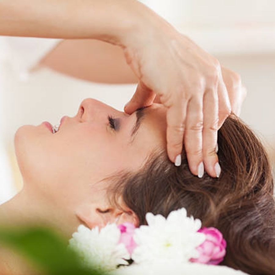 অনিয়ন্ত্রিত জীবনধারা এবং মানসিক চাপের কারণে মাথার যন্ত্রণা একটি সাধারণ সমস্যা হয়ে উঠেছে। কিন্তু এই সমস্যা কখনও কখনও সহ্যের বাইরে চলে যায়। এই ক্ষেত্রে এসেন্সিয়াল অয়েল আপনাকে ব্যথা থেকে উপশম পেতে সাহায্য করতে পারে। 