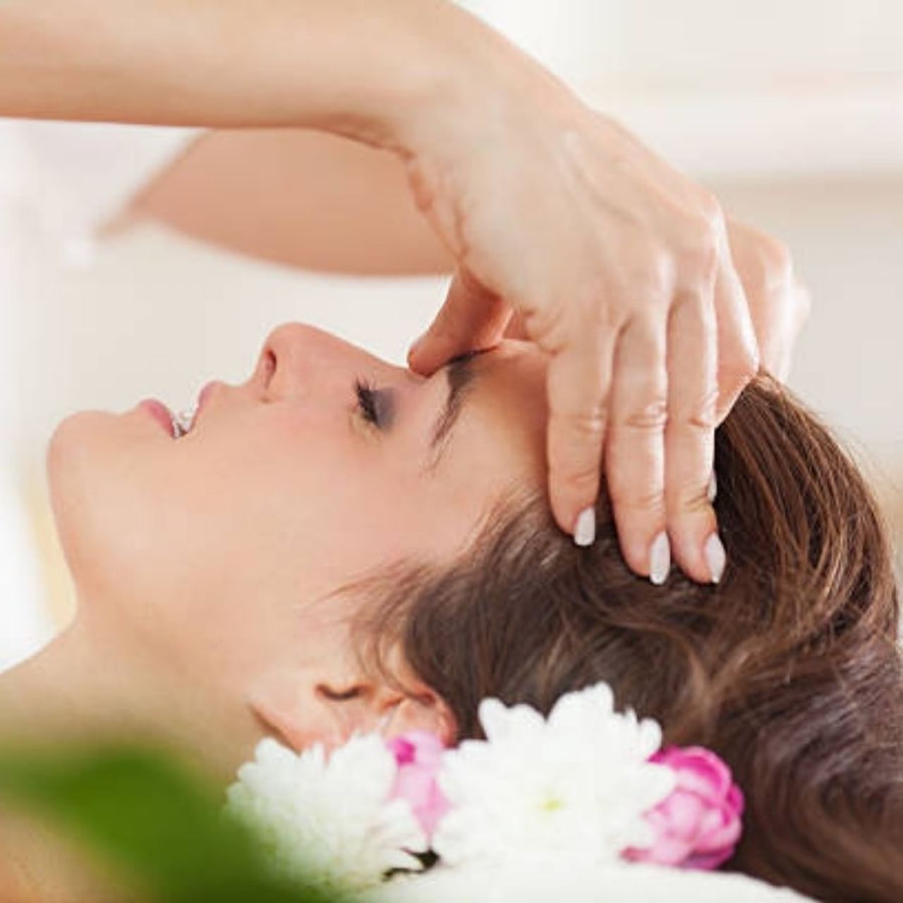 অনিয়ন্ত্রিত জীবনধারা এবং মানসিক চাপের কারণে মাথার যন্ত্রণা একটি সাধারণ সমস্যা হয়ে উঠেছে। কিন্তু এই সমস্যা কখনও কখনও সহ্যের বাইরে চলে যায়। এই ক্ষেত্রে এসেন্সিয়াল অয়েল আপনাকে ব্যথা থেকে উপশম পেতে সাহায্য করতে পারে। 