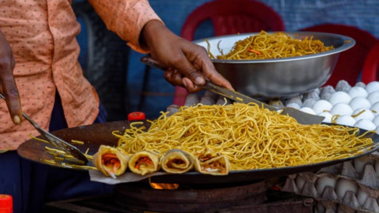 Junk Food: বিকাল হলেই মনটা চাউমিন-এগরোল করে উঠছে! ঘুমের ব্যাঘাত ঘটছে না তো? Junk Food: বিকাল হলেই মনটা চাউমিন-এগরোল করে উঠছে! ঘুমের ব্যাঘাত ঘটছে না তো?