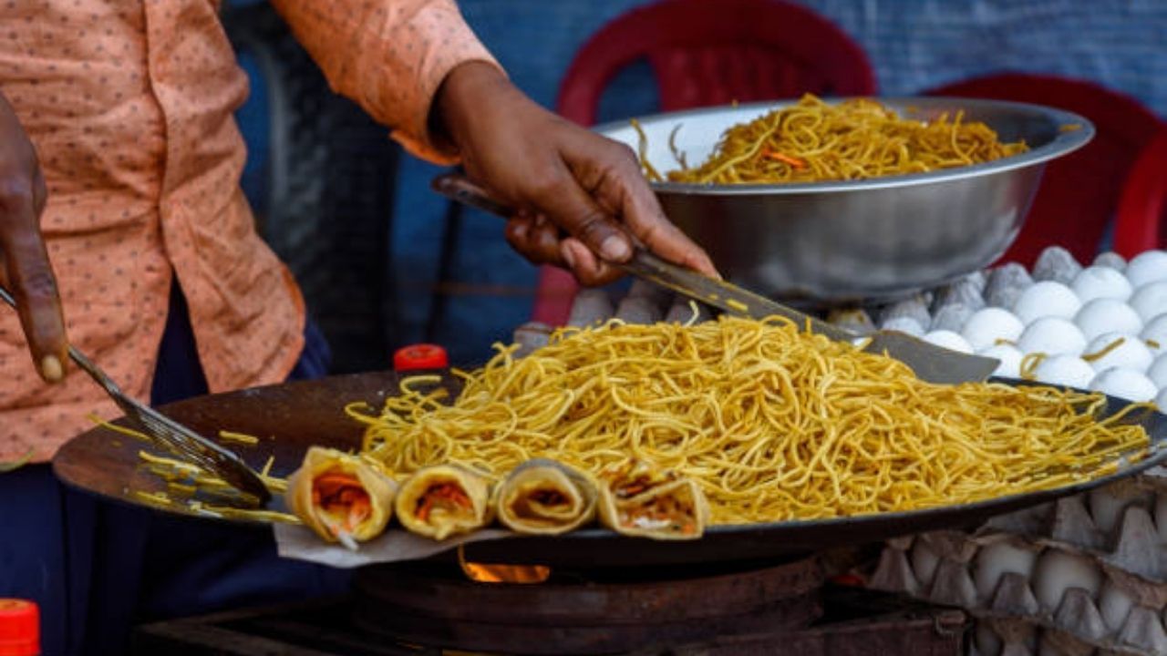 Junk Food: বিকাল হলেই মনটা চাউমিন-এগরোল করে উঠছে! ঘুমের ব্যাঘাত ঘটছে না তো?