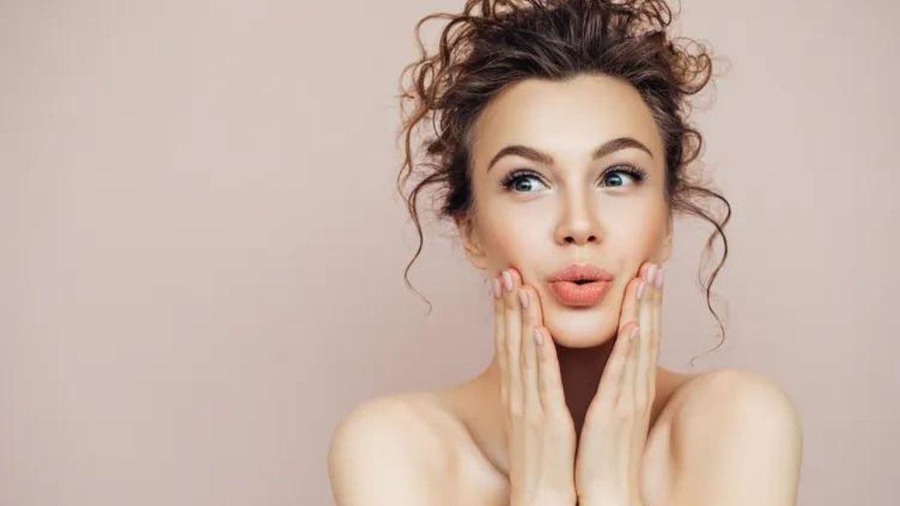 Beauty Tips: হাইলাইটার দিয়ে নয়, প্রাকৃতিকভাবে সুন্দর ও উজ্জ্বল গালের জন্য কী কী করবেন, জানুন Beauty Tips: হাইলাইটার দিয়ে নয়, প্রাকৃতিকভাবে সুন্দর ও উজ্জ্বল গালের জন্য কী কী করবেন, জানুন