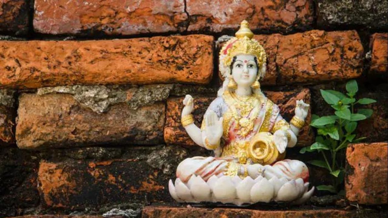 Goddess Lakshmi: লক্ষ্মীর কৃপা পেতে সূর্য ডোবার আগেই সেরে ফেলুন এই জরুরি কাজগুলি