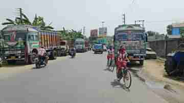 Illegal Parking: বড়-বড় বিজ্ঞাপনই সার, খোদ থানার সামনে বেআইনি পার্কিং