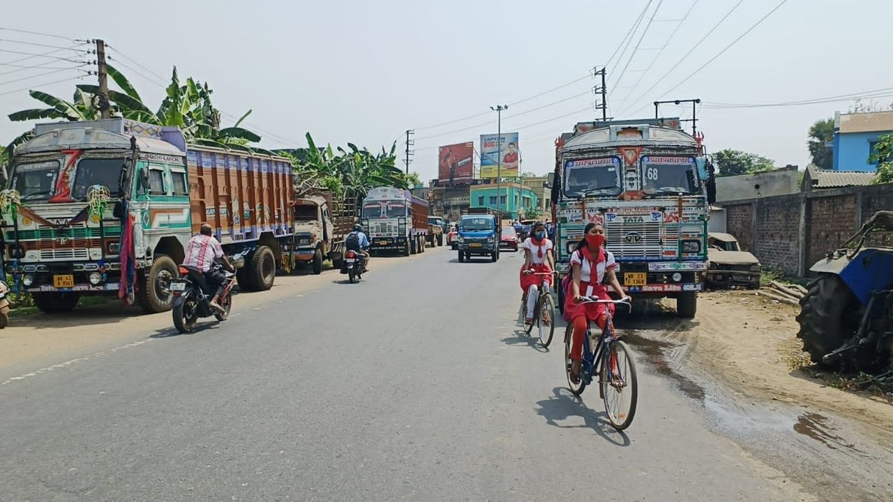 Illegal Parking: বড়-বড় বিজ্ঞাপনই সার, খোদ থানার সামনে বেআইনি পার্কিং