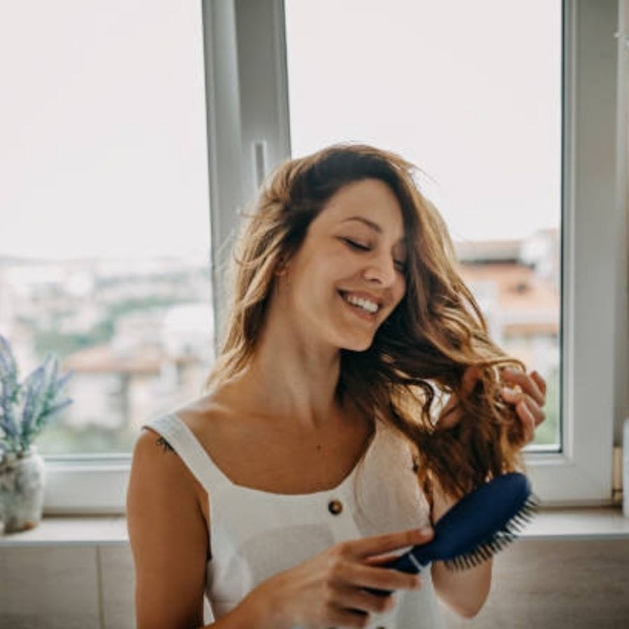 নিয়মিত চুলে ও স্ক্যাল্পে তেল মালিশ করুন। স্ক্যাল্পে তেল মালিশ করলে রক্ত সঞ্চালন উন্নত হবে। এছাড়াও মানসিক চাপও কমে যায়। এর ফলে কমে চুল পড়ার সমস্যা।