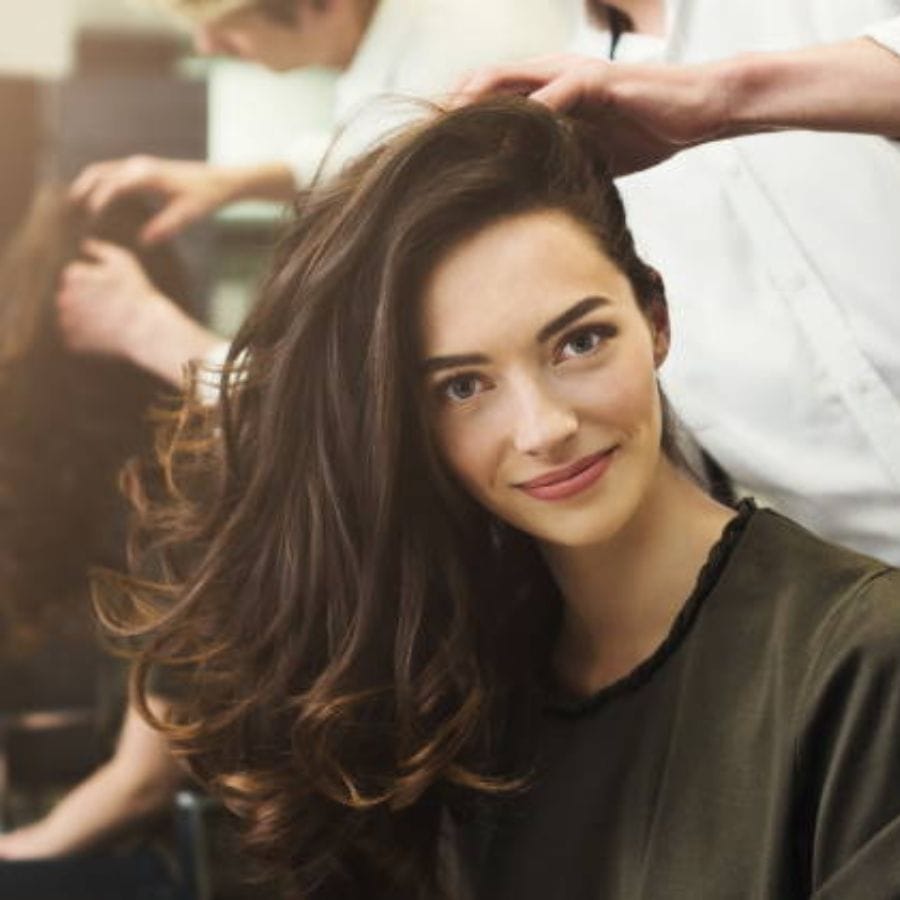 গরমে মাথার স্ক্যাল্প পরিষ্কার রাখুন। সপ্তাহে অন্তত তিনবার শ্যাম্পু করুন। শ্যাম্পু করার সময়, রক্তের প্রবাহ বাড়াতে, স্ট্রেস থেকে মুক্তি দিতে এবং চুলের ফলিকলগুলিকে উদ্দীপিত করতে স্ক্যাল্পে ম্যাসেজ করুন। এতে রক্ত সঞ্চালন উন্নত হবে।