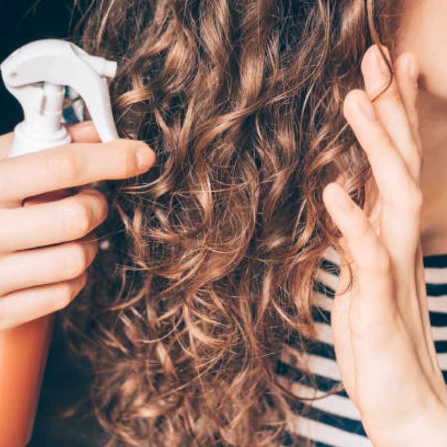 নামি দামি ব্র্যান্ডের পণ্য কেনার আগে বুঝে নিন চুলের ধরন। এমনকি রঙ করা চুলের জন্যও রয়েছে আলাদা শ্যাম্পু। সুতরাং চুলের পণ্য বেছে নেওয়ার আগে চুলের ধরন বুঝে ব্যবহার করুন।