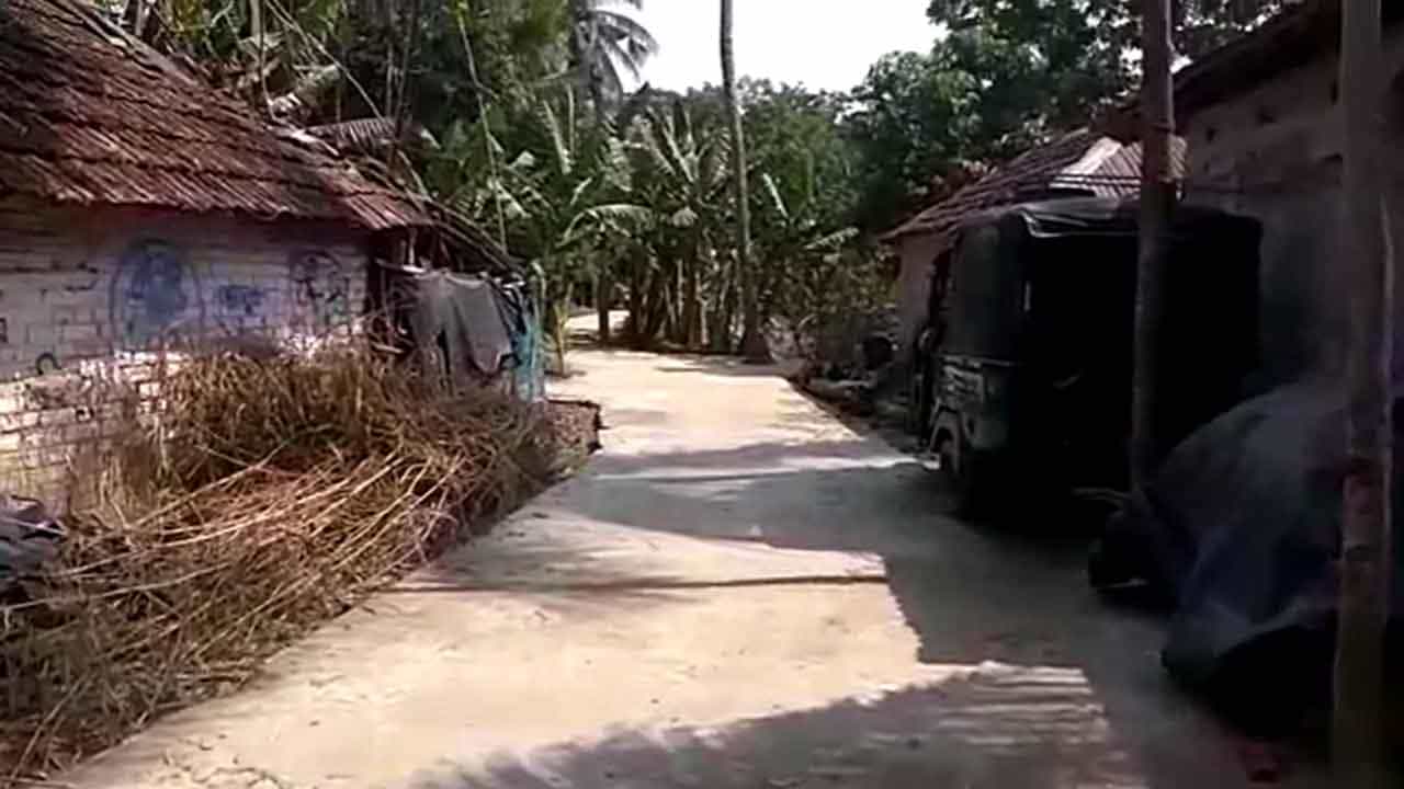 Hasnabad Physical Assault Case:'মেশোমশাই'কে রান্না করে দিয়ে আসতেন 'বউমা', তার আড়ালেই এ সব! সব শুনে স্তম্ভিত পড়শিরা Hasnabad Physical Assault Case:'মেশোমশাই'কে রান্না করে দিয়ে আসতেন 'বউমা', তার আড়ালেই এ সব! সব শুনে স্তম্ভিত পড়শিরা