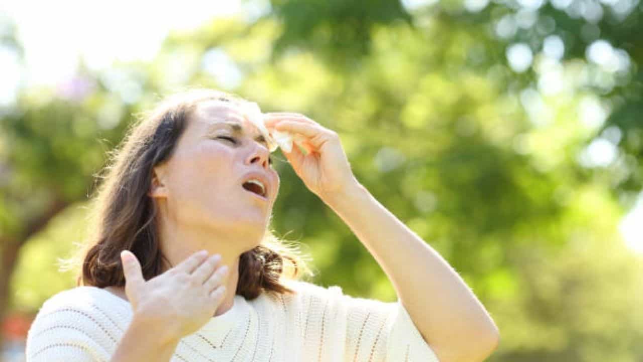Heat Stroke: প্রচণ্ড গরমে হিট স্ট্রোক হওয়ার আগে শরীর জানান দেয় হিট এক্সজশনের কথা! সুরক্ষিত থাকতে জেনে নিন এর উপসর্গ Heat Stroke: প্রচণ্ড গরমে হিট স্ট্রোক হওয়ার আগে শরীর জানান দেয় হিট এক্সজশনের কথা! সুরক্ষিত থাকতে জেনে নিন এর উপসর্গ