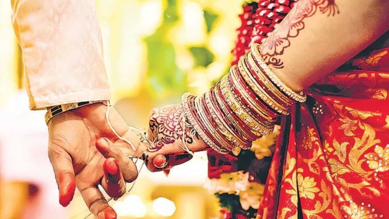 Hindu Wedding: করোনায় সদ্য পিতৃহারা পূজার বিয়ের সব দায়িত্ব কাঁধে তুলে নিলেন পারভেজ-নাদিয়া Hindu Wedding: করোনায় সদ্য পিতৃহারা পূজার বিয়ের সব দায়িত্ব কাঁধে তুলে নিলেন পারভেজ-নাদিয়া