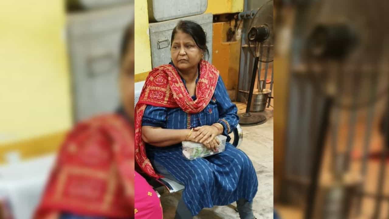 Uttarpara Mischief Arrested: দেহ ব্যবসা থেকে শিশুপাচার, 'অনু ভাবি-র' কর্মকাণ্ডে চোখ কপালে পুলিশেরও Uttarpara Mischief Arrested: দেহ ব্যবসা থেকে শিশুপাচার, 'অনু ভাবি-র' কর্মকাণ্ডে চোখ কপালে পুলিশেরও