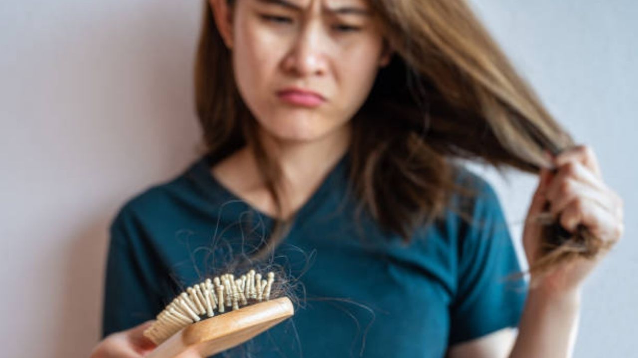 Hair Fall: গরমে পিছু ছাড়ছে না চুলের সমস্যা! আয়ুর্বেদিক উপায়ে নিয়ন্ত্রণ করুন চুল পড়া