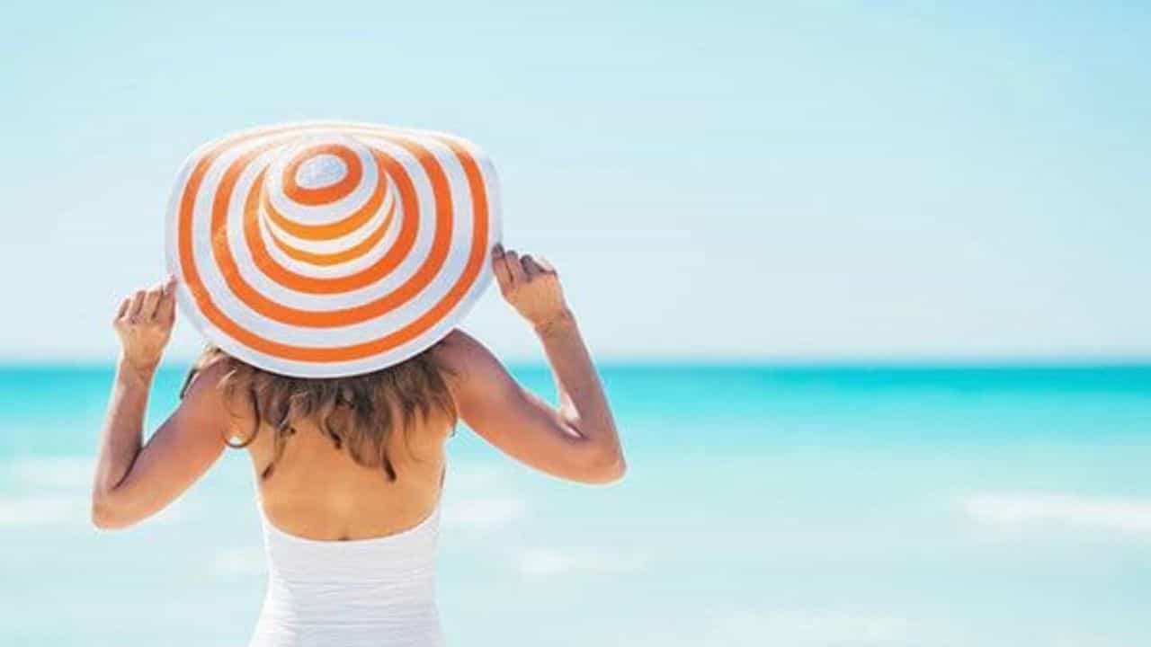 Summer Skin Care: ঘামে-রোদে ত্বকের অবস্থা বেহাল! এই সহজ ঘরোয়া উপয়াগুলি মানলেই পান ঝকঝকে ও কোমল ত্বক Summer Skin Care: ঘামে-রোদে ত্বকের অবস্থা বেহাল! এই সহজ ঘরোয়া উপয়াগুলি মানলেই পান ঝকঝকে ও কোমল ত্বক