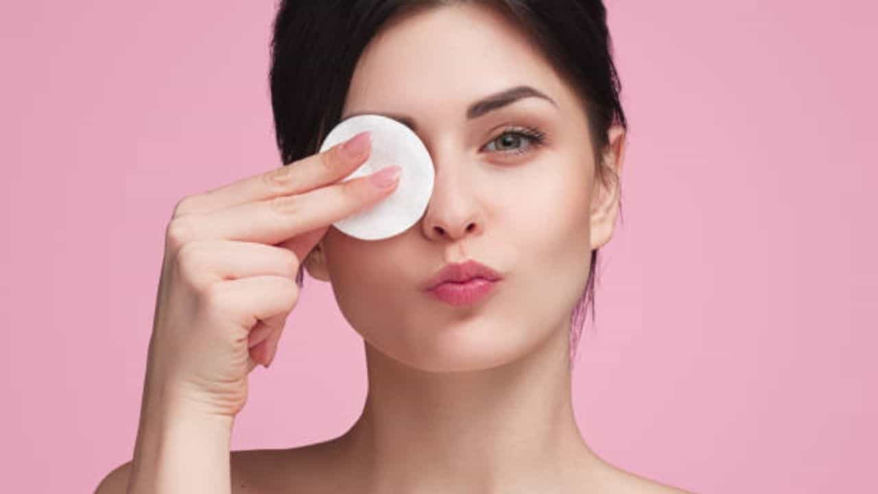 Makeup-Remover: মেকআপ তুলতে ঝক্কি পোহান? ক্লিনজারেই হবে মুশকিল আসান Makeup-Remover: মেকআপ তুলতে ঝক্কি পোহান? ক্লিনজারেই হবে মুশকিল আসান