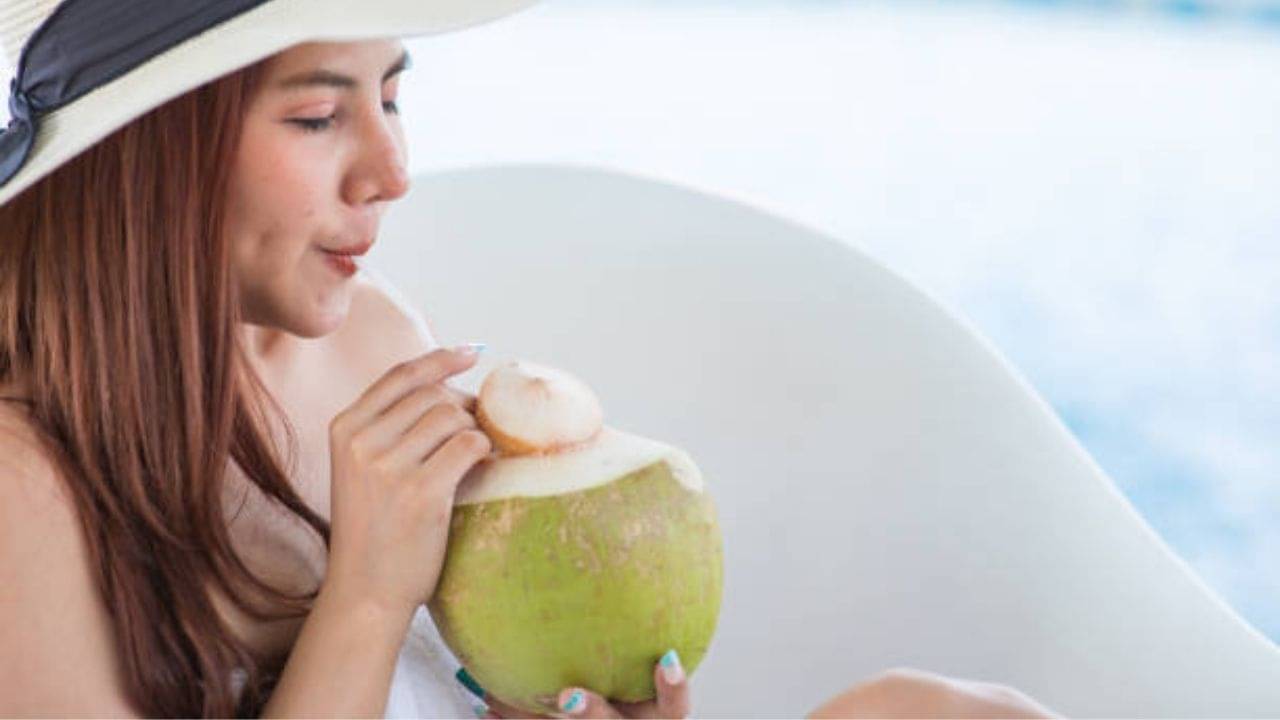 Coconut Water: দুধ, গোলাপ জল তো অনেক হল! জেল্লা পাওয়ার নয়া টোটকা ডাবের জলে স্নান