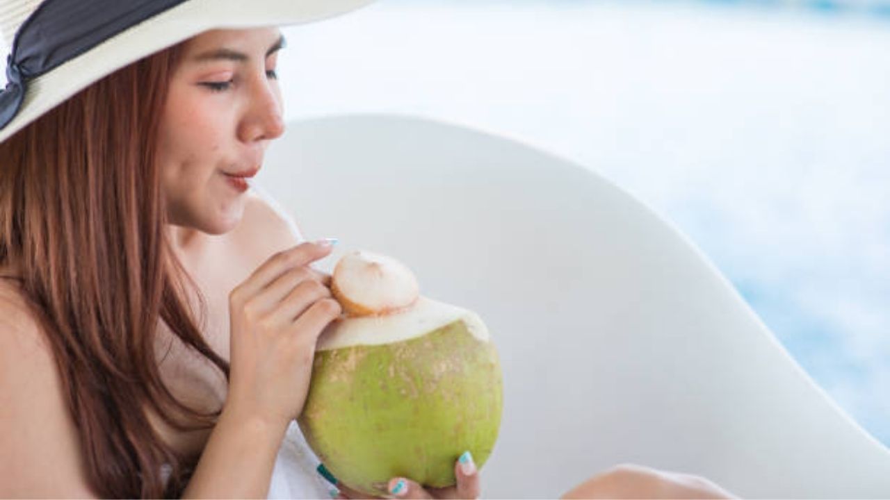 Coconut Water: দুধ, গোলাপ জল তো অনেক হল! জেল্লা পাওয়ার নয়া টোটকা ডাবের জলে স্নান