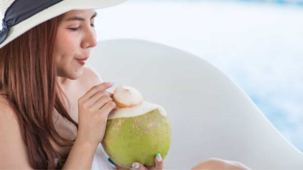Coconut Water: দুধ, গোলাপ জল তো অনেক হল! জেল্লা পাওয়ার নয়া টোটকা ডাবের জলে স্নান Coconut Water: দুধ, গোলাপ জল তো অনেক হল! জেল্লা পাওয়ার নয়া টোটকা ডাবের জলে স্নান