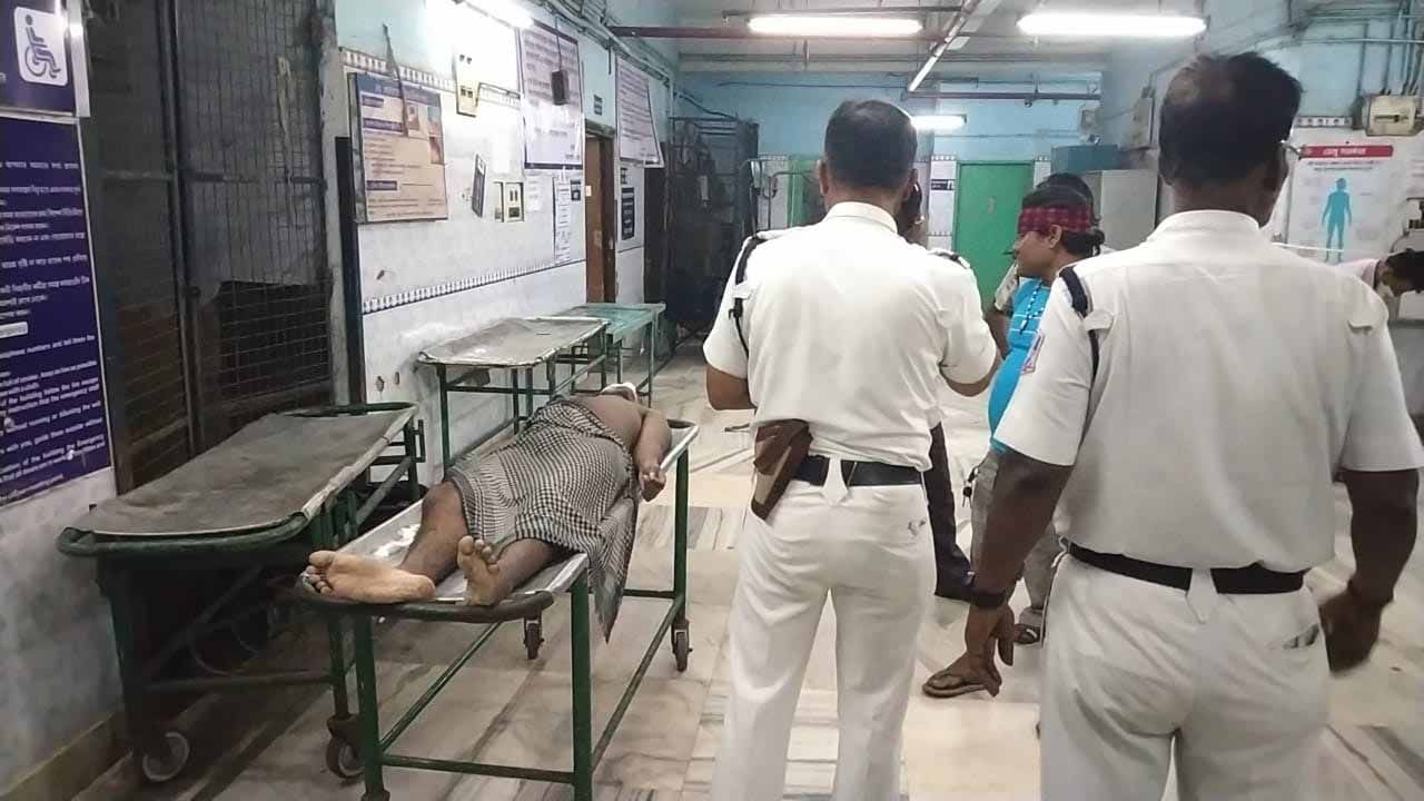 Students Death: পাঁচ বন্ধুই দ্বিতীয়বার গঙ্গায় টেনে নামিয়েছিল ছেলে, তারপর আর দেখতে পাননি বাবা Students Death: পাঁচ বন্ধুই দ্বিতীয়বার গঙ্গায় টেনে নামিয়েছিল ছেলে, তারপর আর দেখতে পাননি বাবা