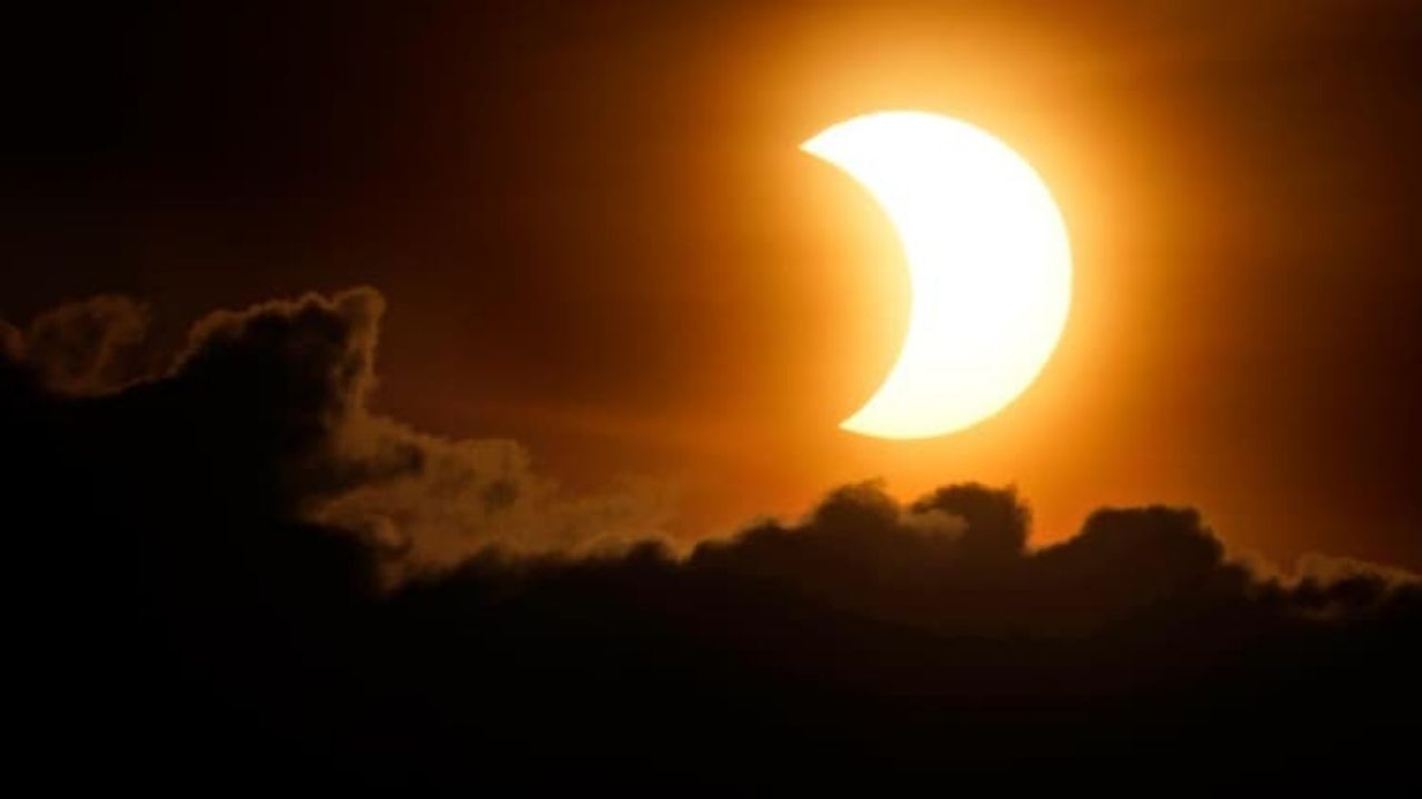 Solar Eclipse 2022: বছরের প্রথম সূর্যগ্রহণ থেকেই শুরু হবে চ্যালেঞ্জ! রাশি মেনে জেনে নিন আপনার কপালে কী আছে? Solar Eclipse 2022: বছরের প্রথম সূর্যগ্রহণ থেকেই শুরু হবে চ্যালেঞ্জ! রাশি মেনে জেনে নিন আপনার কপালে কী আছে?