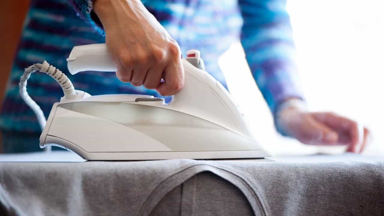 Ironing: জামাকাপড় নিজেই ইস্ত্রি করেন? পোশাক ভাল রাখতে সঠিক নিয়মগুলি জেনে নিন Ironing: জামাকাপড় নিজেই ইস্ত্রি করেন? পোশাক ভাল রাখতে সঠিক নিয়মগুলি জেনে নিন