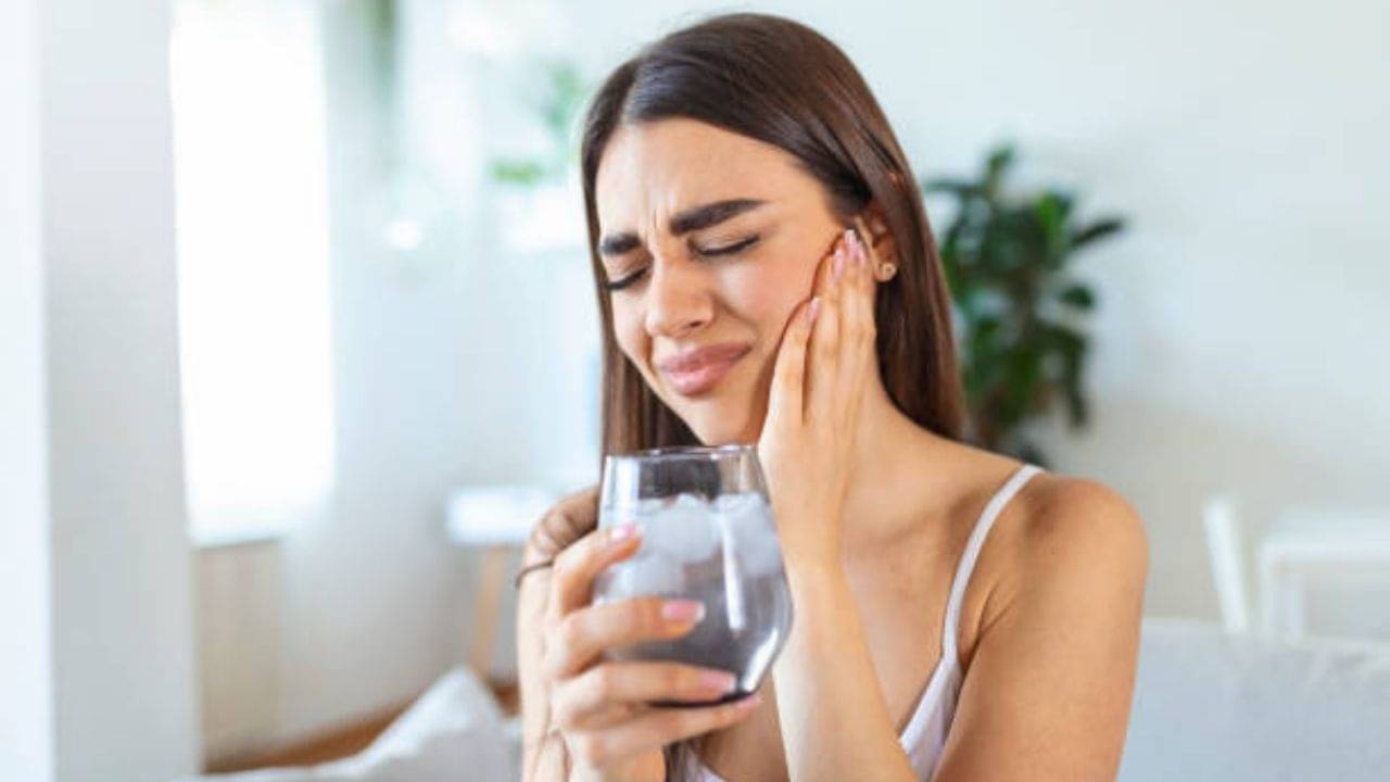 Lemon Water: দাঁতের ক্ষয় কোনও ভাবেই এড়াতে পারছেন না? আজই খাওয়া বন্ধ করুন এই পানীয়