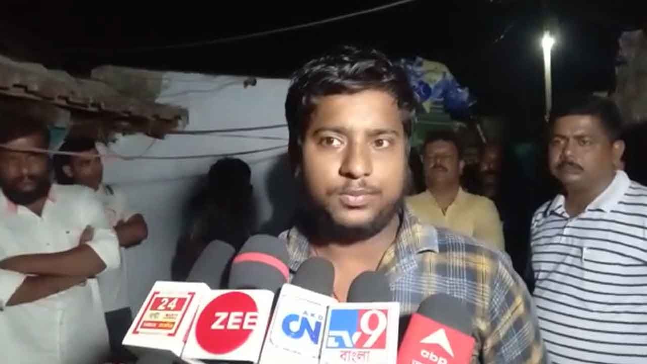 Couple Body Recovered : দুই ছেলে বাড়িতে ছিল না, ঘরের ভিতর স্বামী-স্ত্রীকে এমন অবস্থায় দেখে হতবাক পড়শিরা Couple Body Recovered : দুই ছেলে বাড়িতে ছিল না, ঘরের ভিতর স্বামী-স্ত্রীকে এমন অবস্থায় দেখে হতবাক পড়শিরা
