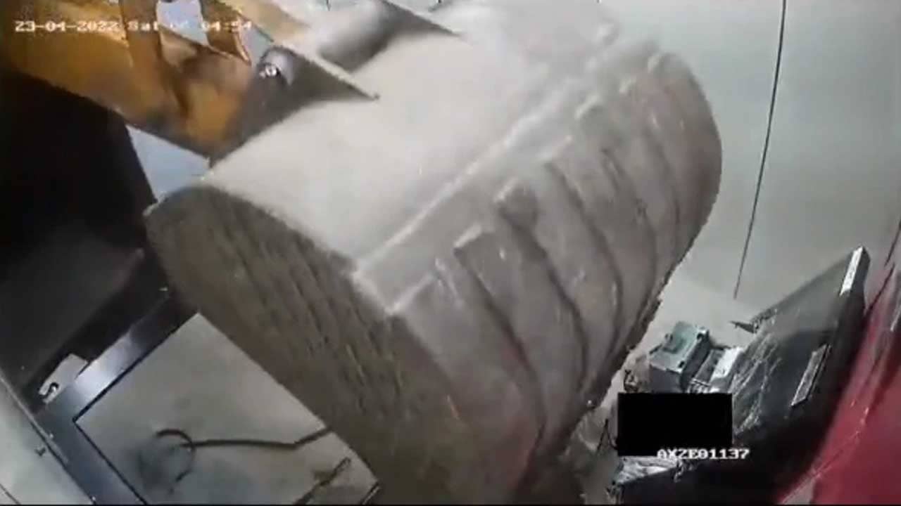 Viral Video: চুরি করা বুলডোজার দিয়ে এটিএম মেশিন ভাঙল চোরের দল, তারপরেও পেল না টাকা...